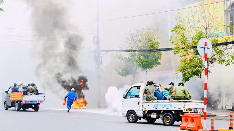 Lực lượng tại chỗ tích cực tham gia chữa cháy.