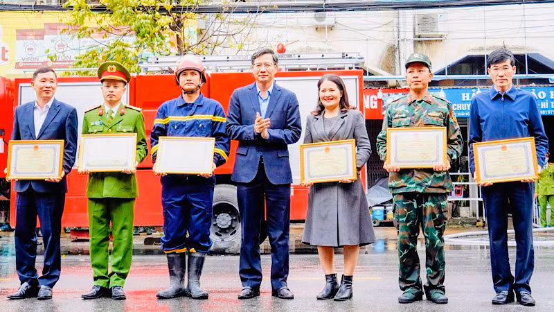 Lãnh đạo thành phố trao Bằng khen tặng các đơn vị có thành tích xuất sắc trong diễn tập.