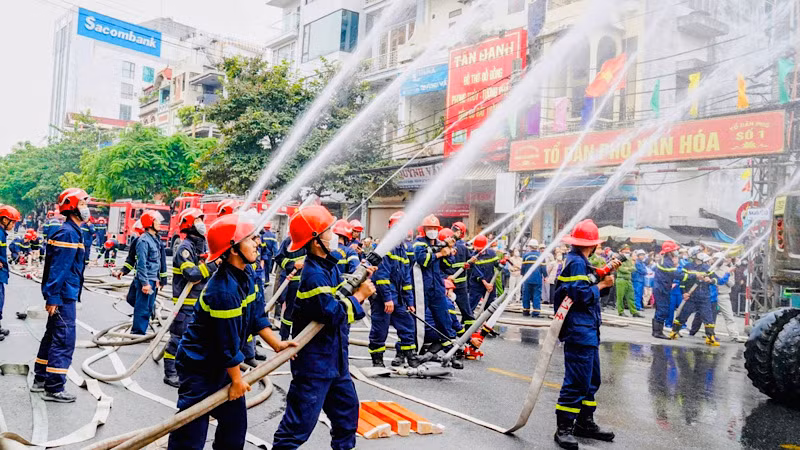 Các lực lượng diễn tập xử lý tình huống giả định cháy chợ An Dương (Hải Phòng).