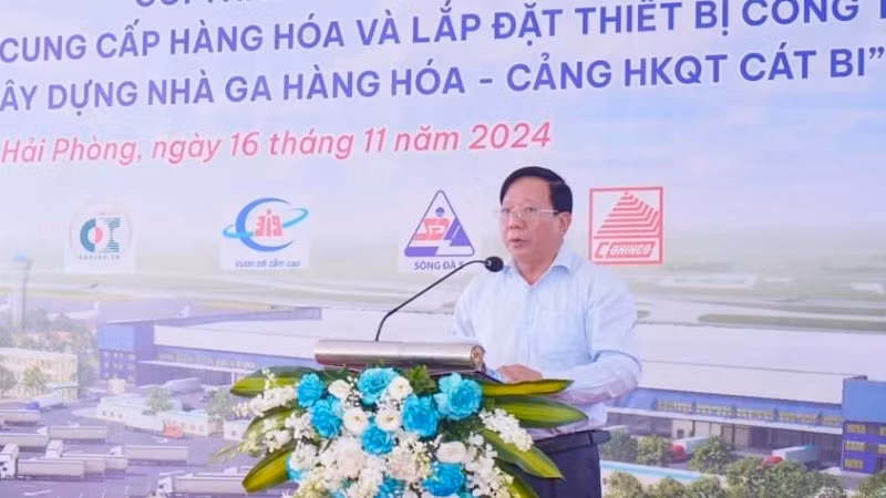 Phó Chủ tịch Ủy ban nhân dân thành phố Hải Phòng phát biểu tại lễ khởi công.