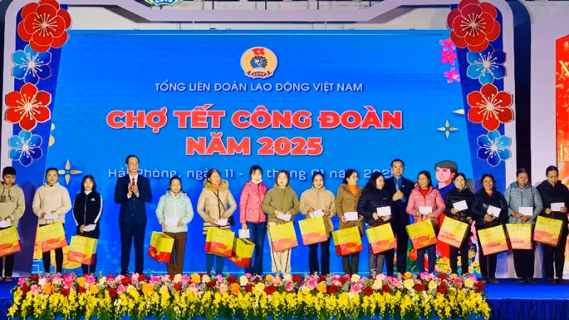 Lãnh đạo Tổng Liên đoàn Lao động Việt Nam và thành phố Hải Phòng trao quà Tết tặng công nhân, lao động.
