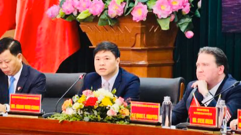 Phó Chủ tịch Ủy ban nhân dân thành phố Hải Phòng Hoàng Minh Cường trao đổi tại hội thảo.