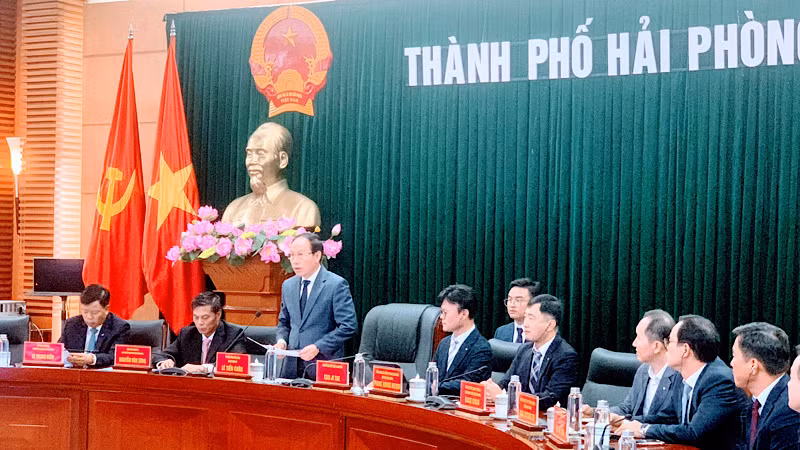 Đồng chí Lê Tiến Châu, Ủy viên Trung ương Đảng, Bí thư Thành ủy Hải Phòng phát biểu tại Hội nghị trao Giấy chứng nhận đầu tư cho LG Innotek Việt Nam Hải Phòng.