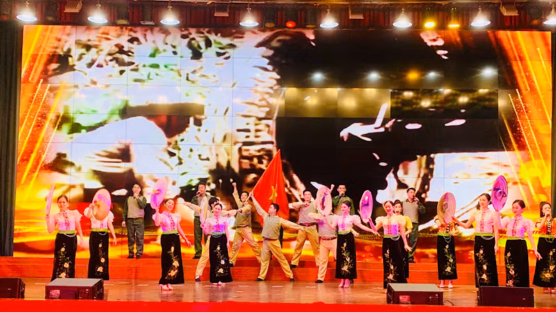 Ôn lại những truyền thống hào hùng nhân 70 năm Chiến thắng Điện Biên Phủ.