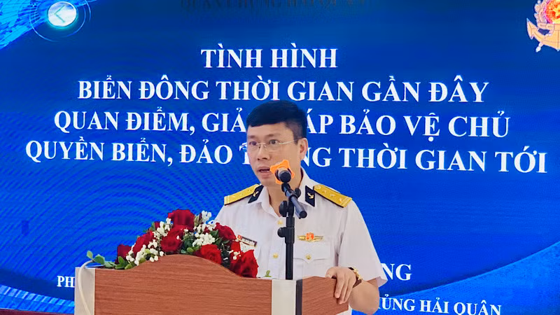 Lãnh đạo Phòng Tuyên huấn (Cục Chính trị, Bộ Tư lệnh Hải quân) thông tin về tình hình biển, đảo và công tác bảo vệ chủ quyền biển, đảo.