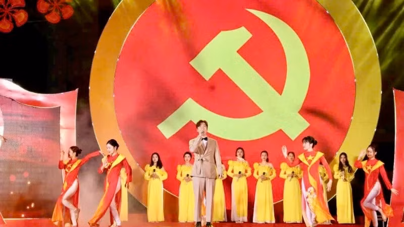 Một tiết mục ca ngợi Đảng trong chương trình nghệ thuật. Một tiết mục ca ngợi Đảng trong chương trình nghệ thuật.