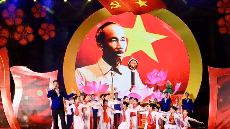 Chương trình nghệ thuật “Mùa Xuân ơn Đảng” tại quảng trường Nhà hát thành phố Hải Phòng.