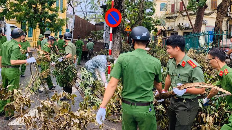 Lực lượng Công an thành phố Hải Phòng tham gia thu gom cành cây gãy đổ trên đường phố.