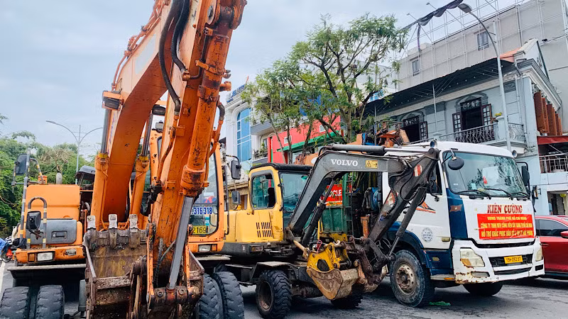 Nhiều phương tiện, máy móc được huy động để hỗ trợ việc khắc phục hậu quả sau bão.