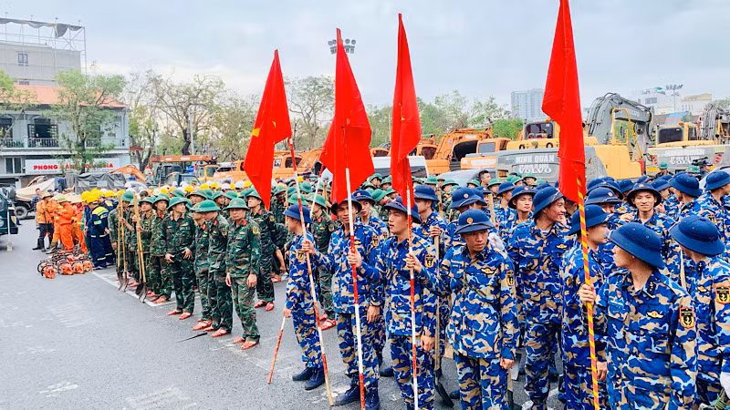 Các lực lượng vũ trang cùng đội ngũ kỹ thuật tình nguyện các địa phương triển khai hỗ trợ thành phố Hải Phòng khắc phục thiệt hại bão số 3.