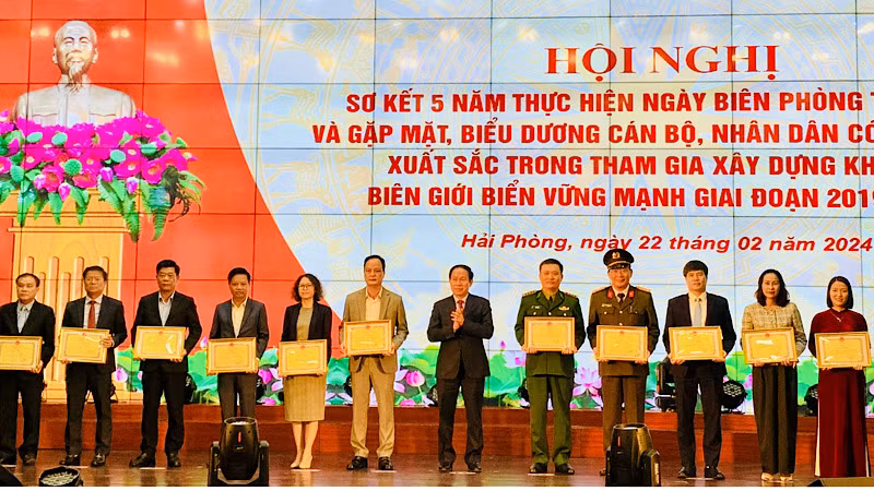 Ủy viên Trung ương Đảng, Bí thư Thành ủy Hải Phòng Lê Tiến Châu trao Bằng khen tặng các tập thể tiêu biểu trong xây dựng biên giới biển vững mạnh.