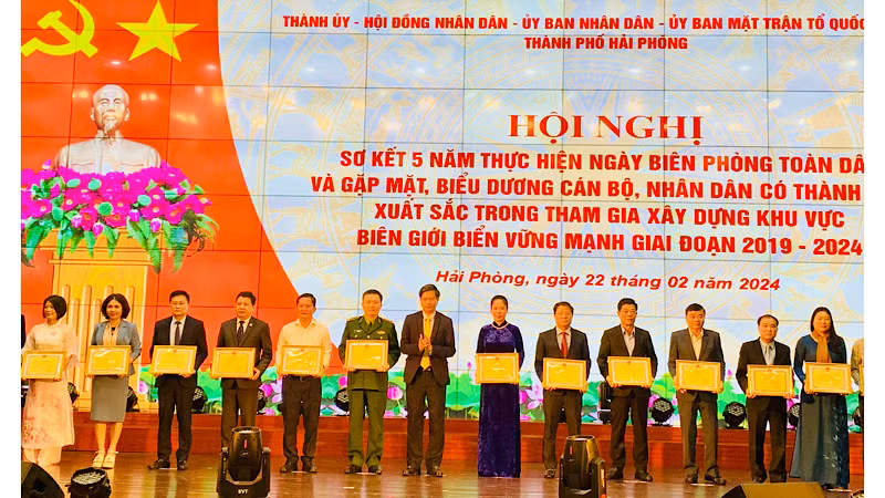 Phó Chủ tịch Thường trực Ủy ban nhân dân thành phố Hải Phòng Lê Anh Quân trao Bằng khen tặng các tập thể và cá nhân tiêu biểu.