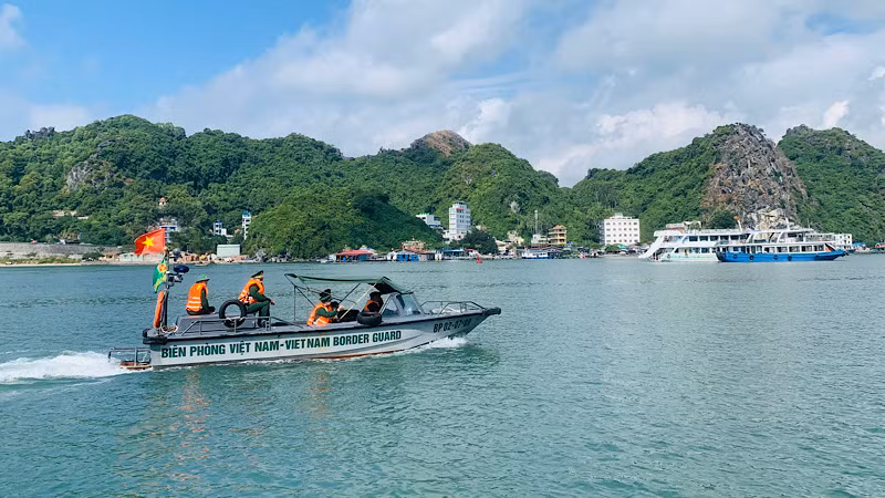 Lực lượng Biên phòng Hải Phòng tuần tra trên vịnh Cát Bà.