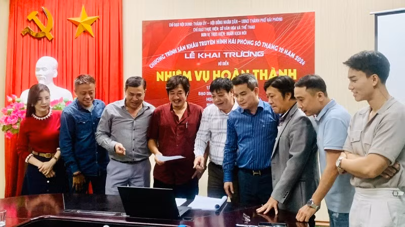 Ê-kíp sáng tạo trao đổi về nội dung vở diễn "Nhiệm vụ hoàn thành".