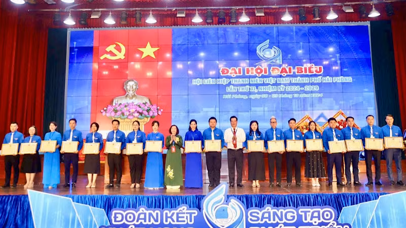 Lãnh đạo thành phố Hải Phòng trao Bằng khen tặng các tập thể và cá nhân tiêu biểu.