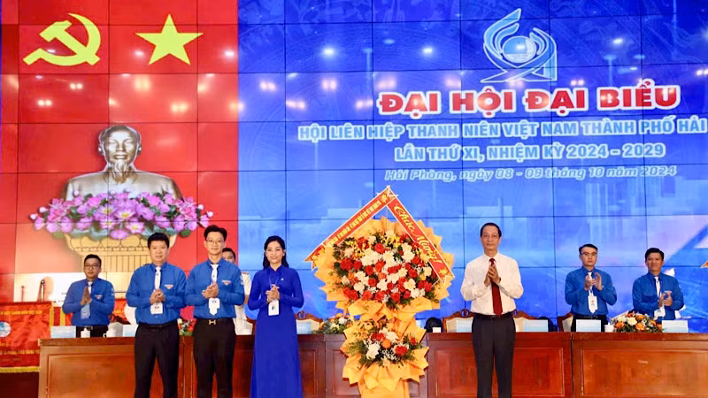 Lãnh đạo Thành ủy, Hội đồng nhân dân, Ủy ban nhân dân, Ủy ban Mặt trận Tổ quốc Việt Nam thành phố chúc mừng Đại hội.