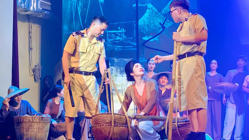 Một cảnh về đời sống lầm than của người lao động nghèo trước Cách mạng Tháng Tám.