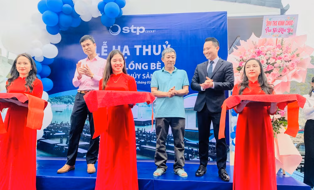 Lễ hạ thủy cụm bè nuôi trồng thủy sản trên biển Cát Bà.