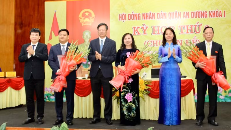 Lãnh đạo thành phố Hải Phòng và quận An Dương chúc mừng các cán bộ của quận An Dương được kiện toàn và nghỉ chế độ.