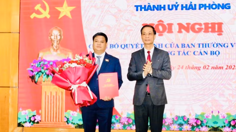 Phó Bí thư Thường trực Thành ủy Hải Phòng trao quyết định của Ban Thường vụ Thành ủy chuẩn y chức vụ Phó Bí thư Quận ủy An Dương đối với đồng chí Lương Thế Quý.