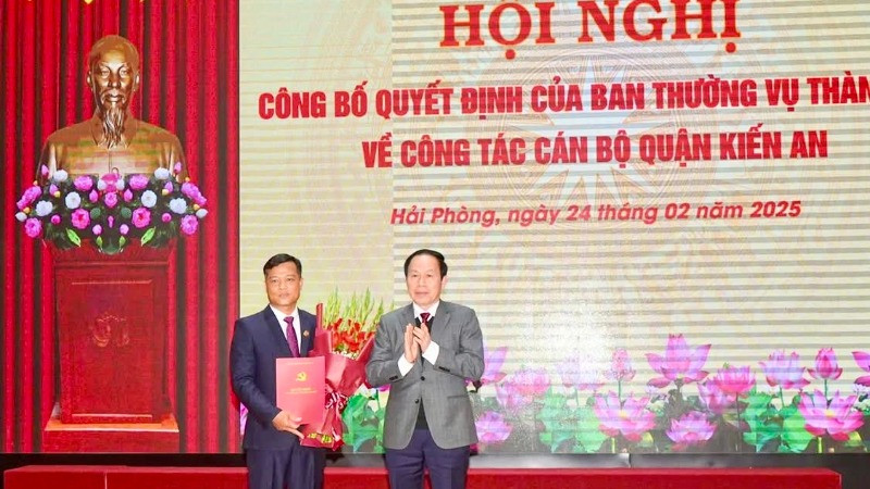 Bí thư Thành ủy Hải Phòng Lê Tiến Châu trao quyết định của Ban Thường vụ Thành ủy điều động và chỉ định tân Bí thư Quận ủy Kiến An Lương Văn Công.