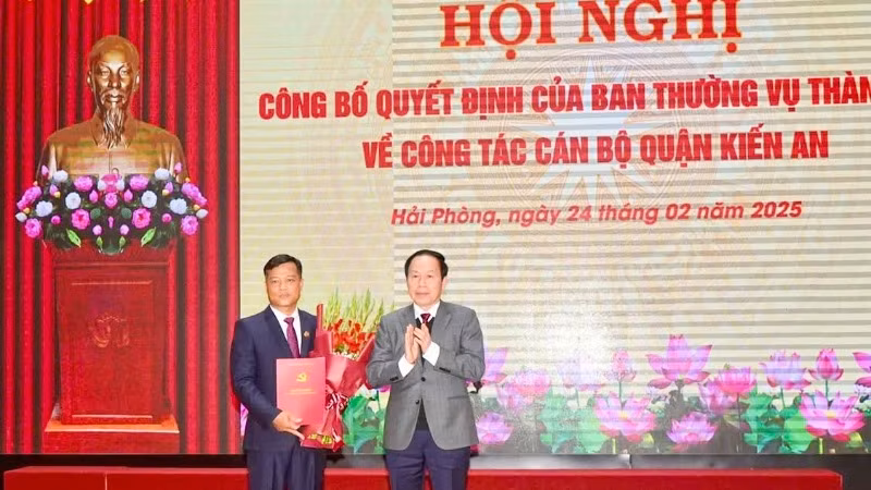 Bí thư Thành ủy Hải Phòng Lê Tiến Châu trao quyết định của Ban Thường vụ Thành ủy điều động và chỉ định tân Bí thư Quận ủy Kiến An Lương Văn Công.