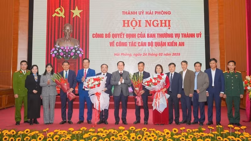 Lãnh đạo thành phố Hải Phòng chúc mừng các cán bộ lãnh đạo chủ chốt quận Kiến An mới được chỉ định, kiện toàn.