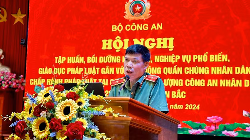 Thiếu tướng Trần Nguyên Quân, Phó Cục trưởng Cục Pháp chế và cải cách hành chính, tư pháp (Bộ Công an) chia sẻ tại tập huấn.