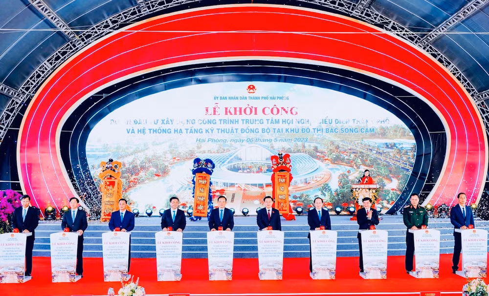 Chủ tịch Quốc hội Vương Đình Huệ cùng lãnh đạo Chính phủ, các bộ, ngành và thành phố Hải Phòng nhấn nút khởi công công trình Trung tâm Hội nghị-biểu diễn thành phố Hải Phòng.