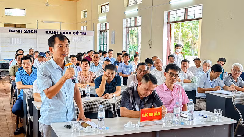 Đại diện các hộ nhân dân xã Đông Phương (huyện Kiến Thụy) nêu ý kiến tại đối thoại.