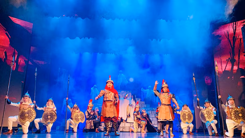 Sân khấu và trang phục vở diễn đòi hỏi công phu và chi tiết.