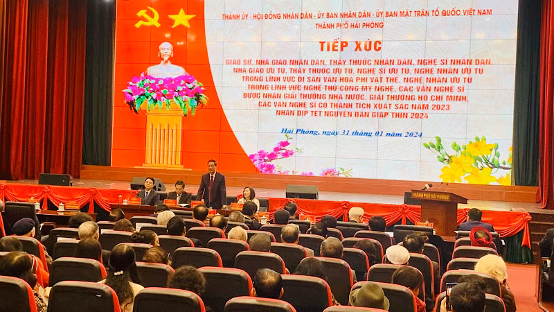 Quang cảnh buổi gặp mặt của lãnh đạo thành phố Hải Phòng với đội ngũ trí thức, văn nghệ sĩ tiêu biểu.