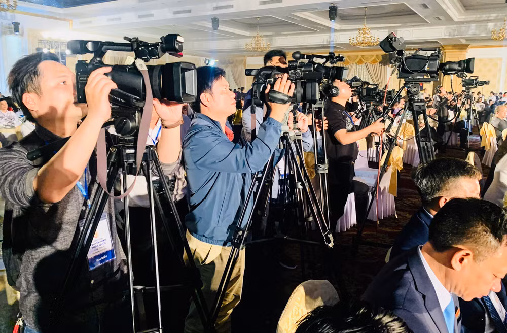 Các phóng viên truyền hình tác nghiệp tại Liên hoan Truyền hình toàn quốc lần thứ 41.