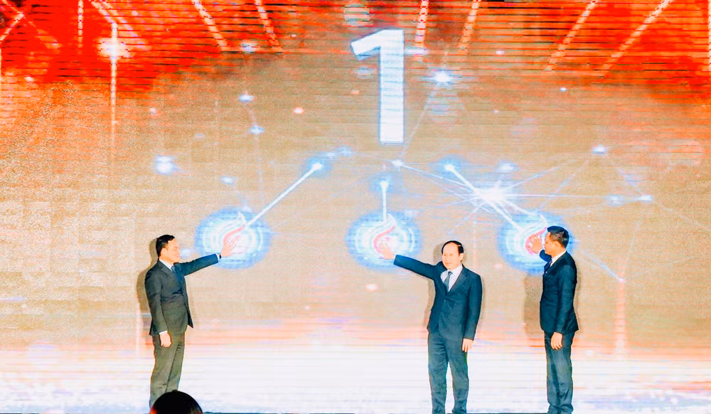 Phó Thủ tướng Chính phủ cùng lãnh đạo Đài Truyền hình Việt Nam và Thành ủy Hải Phòng nhấn nút khai mạc Liên hoan Truyền hình toàn quốc lần thứ 41.