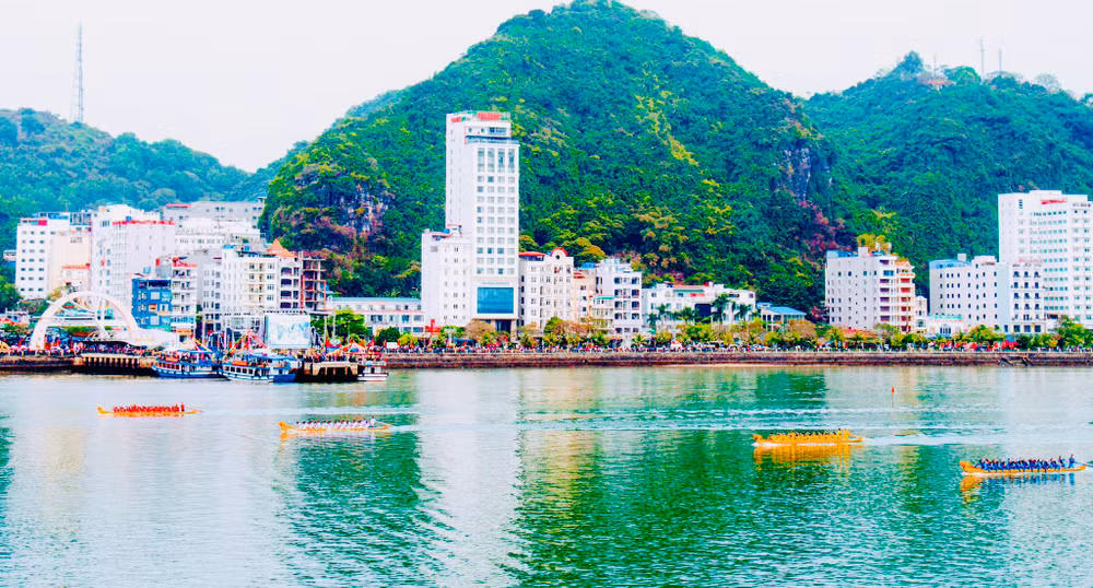 Các đội đua thuyền thi đấu trên vịnh trung tâm Cát Bà. (Ảnh: Cổng TTĐT thành phố Hải Phòng)