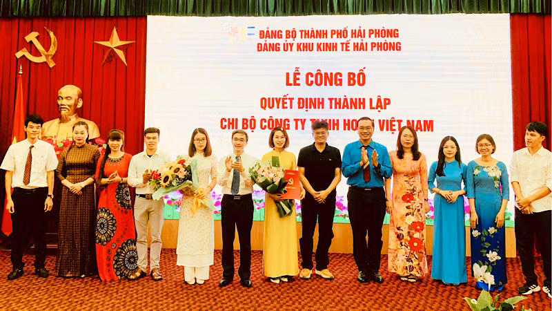 Lãnh đạo Đảng ủy Khu Kinh tế Hải Phòng trao quyết định thành lập và chủ doanh nghiệp tặng hoa chúc mừng Chi bộ Đảng Công ty trách nhiệm hữu hạn Horn Việt Nam.