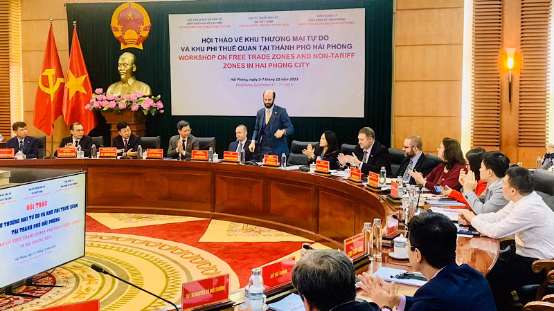 Đại diện Cục Hải quan và Bảo vệ biên giới Hoa Kỳ chia sẻ tại hội thảo.