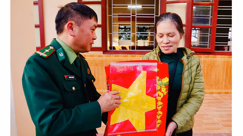 Bộ đội Biên phòng trao quà tặng bà con dân biển.