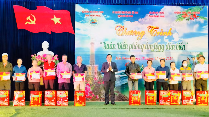 Phó Chủ tịch Ủy ban nhân dân thành phố Hải Phòng Nguyễn Đức Thọ trao quà tặng các gia đình chính sách, gia đình có hoàn cảnh khó khăn tại chương trình "Xuân Biên phòng - Ấm lòng dân biển".