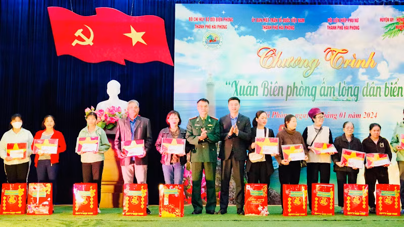 Lãnh đạo Bộ chỉ huy Bộ đội Biên phòng và huyện Cát Hải trao quà tặng các gia đình chính sách, gia đình có hoàn cảnh khó khăn tại thị trấn Cát Hải (huyện Cát Hải).