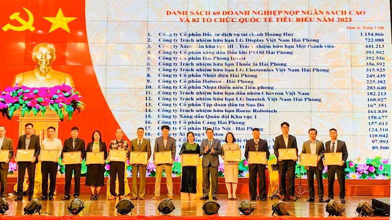 Lãnh đạo thành phố Hải Phòng trao Bằng khen tặng các doanh nghiệp tiêu biểu.