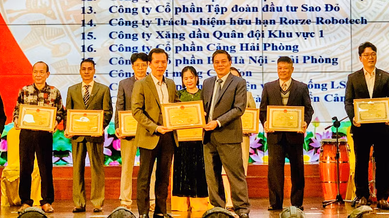 Các doanh nghiệp tiêu biểu được biểu dương, khen thưởng.