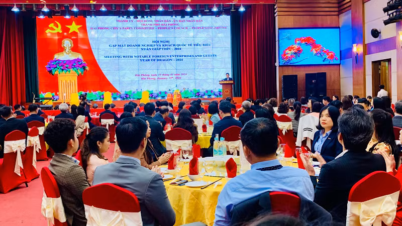 Quang cảnh lãnh đạo thành phố Hải Phòng gặp mặt các doanh nghiệp và tổ chức quốc tế tiêu biểu.