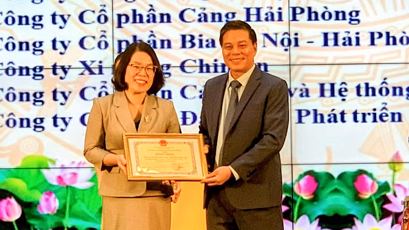 Chủ tịch thành phố Hải Phòng Nguyễn Văn Tùng trao Bằng khen tặng doanh nghiệp tiêu biểu.
