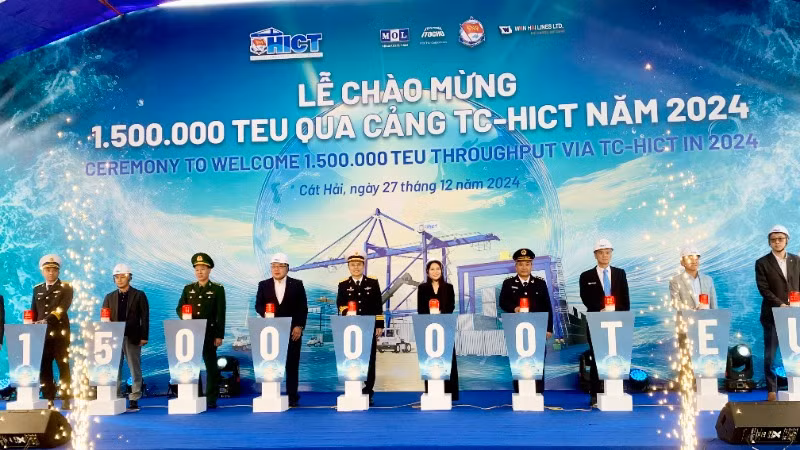 Các đại biểu nhấn nút phát lệnh xếp dỡ container thứ 1,5 triệu qua cảng TC-HICT.