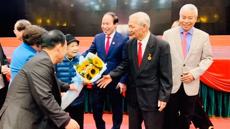 Bí thư Thành ủy Hải Phòng và các đồng chí nguyên lãnh đạo thành phố chúc mừng đảng viên nhận Huy hiệu Đảng đợt 3/2/2025.