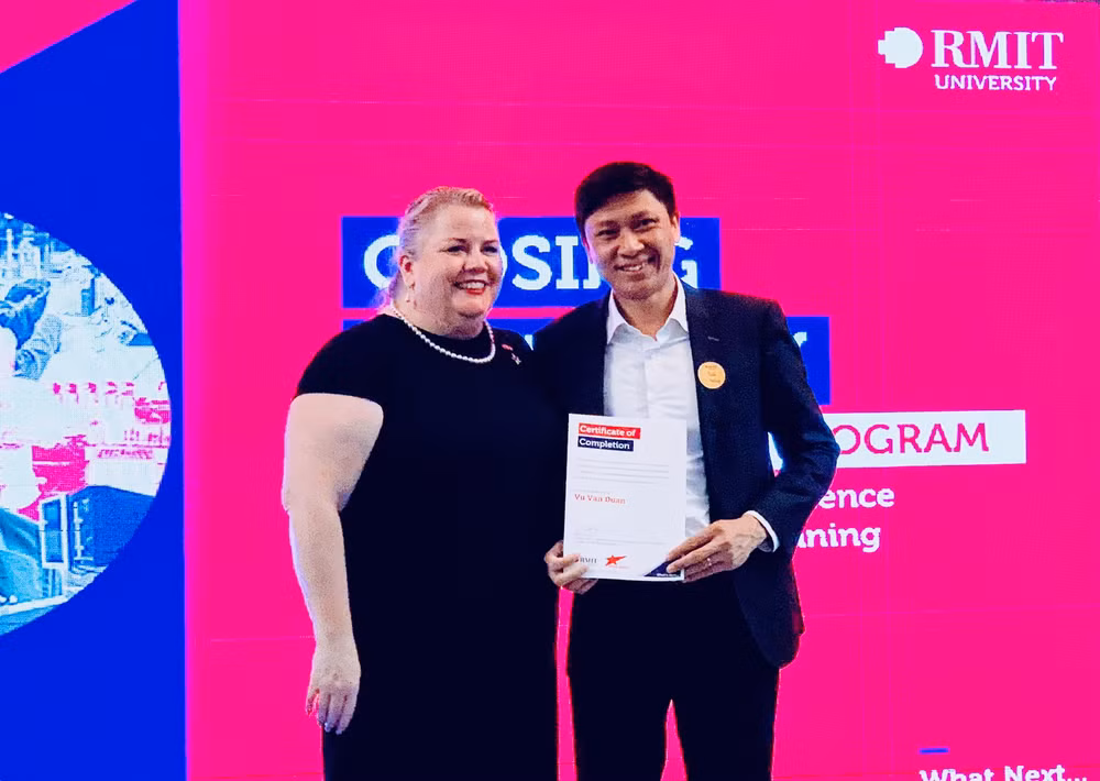 Phó giám đốc Đại học RMIT Mish Eastman trao chứng nhận hoàn thành khóa học cho học viên. Phó giám đốc Đại học RMIT Mish Eastman trao chứng nhận hoàn thành khóa học cho học viên.