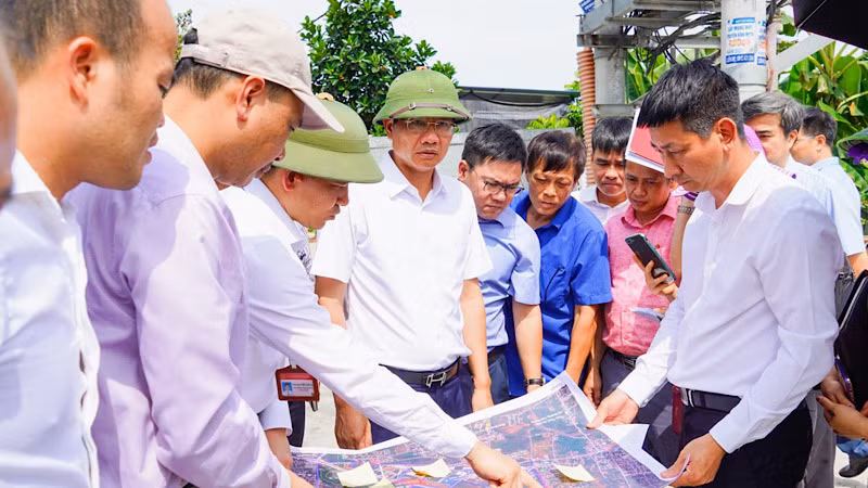 Phó Chủ tịch Thường trực Ủy ban nhân dân thành phố Hải Phòng Lê Anh Quân cùng các sở, ngành, địa phương kiểm tra, tháo gỡ khó khăn, vướng mắc tại dự án Khu công nghiệp An Dương.