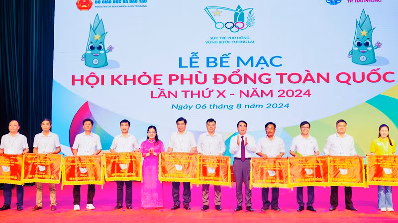Lãnh đạo Bộ Giáo dục và Đào tạo cùng thành phố Hải Phòng trao cờ tặng 10 đơn vị có thành tích xuất sắc trong Hội khỏe Phù Đổng toàn quốc lần thứ 10.