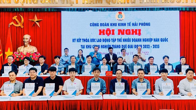 Công đoàn Khu Kinh tế Hải Phòng tổ chức ký kết thỏa ước lao động tập thể với các doanh nghiệp Hàn Quốc tại Khu công nghiệp Tràng Duệ.